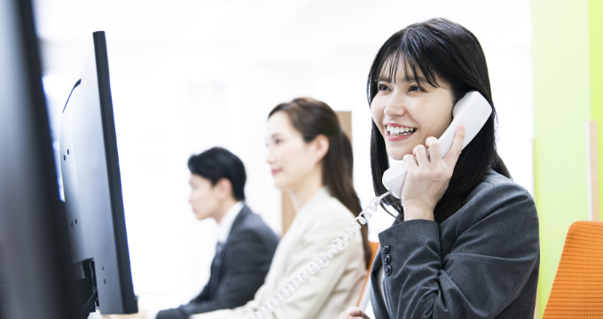 営業事務スタッフ　電話対応中　写真